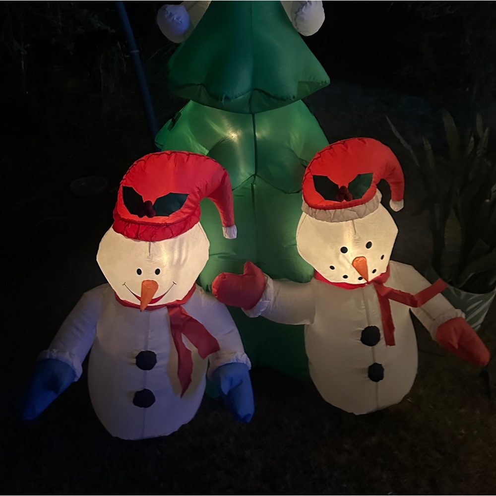 NEW Snowmen with Tree Inflatable Christmas Holiday Decoration Snowman - Picture 3 of 3